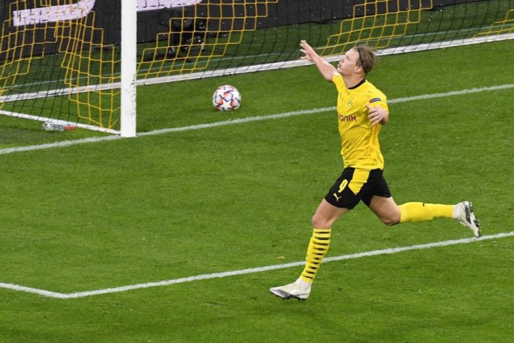 DORTMUND, GERMANY - OCTOBER 28: Dortmund's Erling Haaland scores his side's second goal during the UEFA Champions League Group F stage match between Borussia Dortmund and Zenit St. Petersburg at Signal Iduna Park on October 28, 2020 in Dortmund, Germany. (Photo by Martin Meissner - Pool/Getty Images)