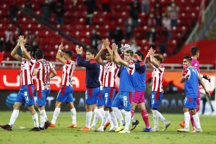 ZAPOPAN, MEXICO - NOVEMBER 25: Players of Chivas show gratitude to the fans after winnng the quarterfinals first leg match between Chivas and America as part of the Torneo Guard1anes 2020 at Akron Stadium on November 25, 2020 in Zapopan, Mexico. (Photo by Refugio Ruiz/Getty Images)