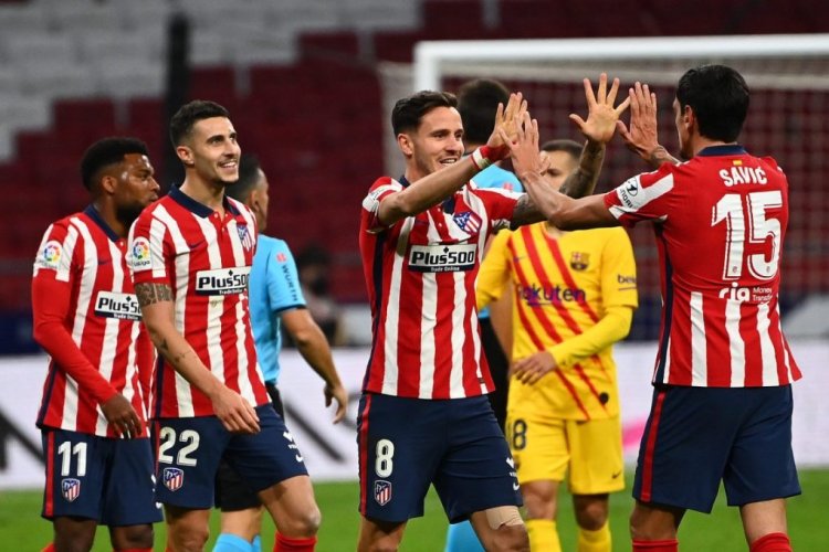 Atletico Madrid's players celebrate at the end of the Spanish League football match between Club Atletico de Madrid and FC Barcelona at the Wanda Metropolitano stadium in Madrid on November 21, 2020. (Photo by GABRIEL BOUYS / AFP) (Photo by GABRIEL BOUYS/AFP via Getty Images)