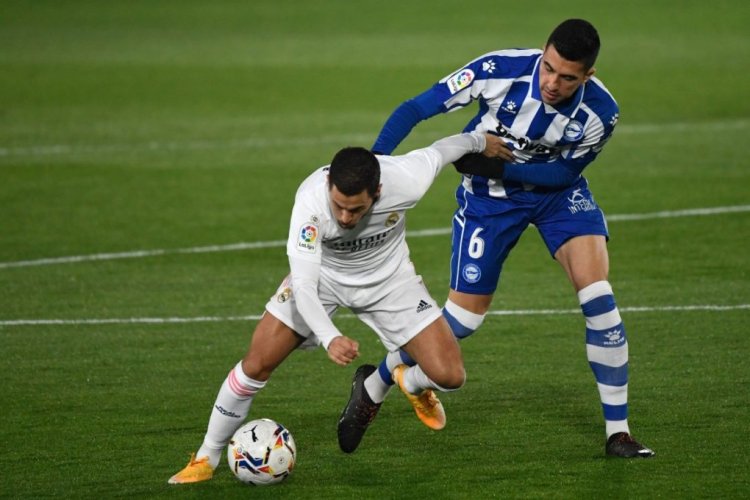Real Madrid's Belgian forward Eden Hazard (L) vies with Alaves' Argentinian midfielder Rodrigo Battaglia during the Spanish League football match between Real Madrid and Deportivo Alaves at the Alfredo Di Stefano stadium in Madrid, on November 28, 2020. (Photo by PIERRE-PHILIPPE MARCOU / AFP) (Photo by PIERRE-PHILIPPE MARCOU/AFP via Getty Images)