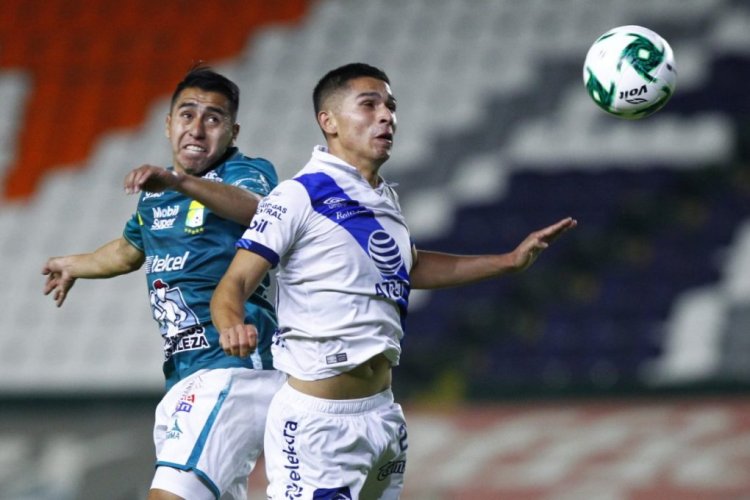 LEON, MEXICO - NOVEMBER 28: Jose Ramirez of Leon competes for the ball with Salvador Reyes of Puebla during the quarterfinals second leg match between Leon and Puebla as part of the Torneo Guard1anes 2020 Liga MX at Leon Stadium on November 28, 2020 in Leon, Mexico. (Photo by Leopoldo Smith/Getty Images)