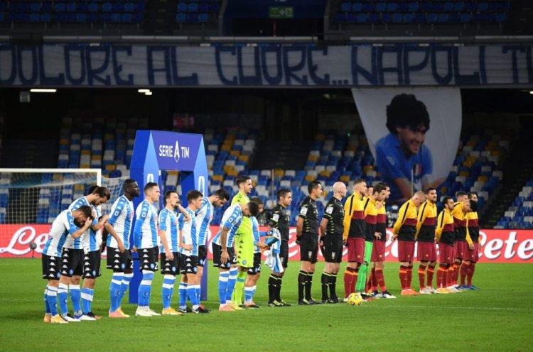 NAPLES, ITALY - NOVEMBER 29: Tributes for former footballer, Diego Maradona, who recently passed away are seen as the players line up prior to the Serie A match between SSC Napoli and AS Roma at Stadio San Paolo on November 29, 2020 in Naples, Italy. Sporting stadiums around Italy remain under strict restrictions due to the Coronavirus Pandemic as Government social distancing laws prohibit fans inside venues resulting in games being played behind closed doors. (Photo by Francesco Pecoraro/Getty Images)