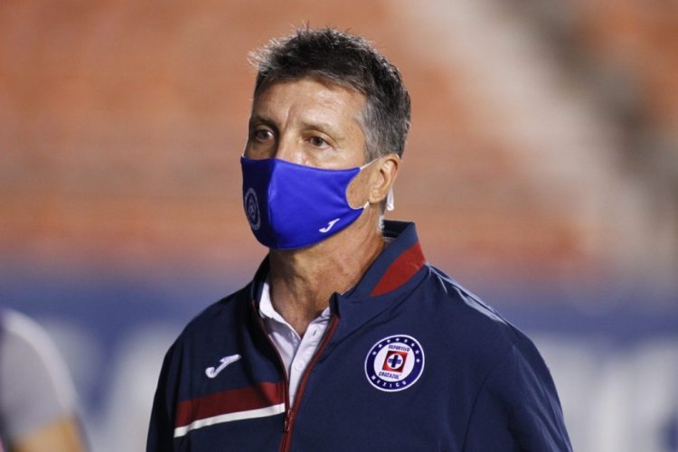 SAN LUIS POTOSI, MEXICO - AUGUST 23: Robert Dante Siboldi coach of Cruz Azul looks on after the 6th round match between Atletico San Luis and Cruz Azul as part of the Torneo Guard1anes 2020 Liga MX at Estadio Alfonso Lastras on August 23, 2020 in San Luis Potosi, Mexico. (Photo by Leopoldo Smith/Getty Images)