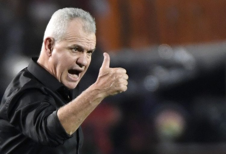 Egypt's coach Javier Aguirre speaks to his players during the 2019 Africa Cup of Nations (CAN) Group A football match between Uganda and Egypt at the Cairo International Stadium in the Egyptian capital on June 30, 2019. (Photo by Khaled DESOUKI / AFP)        (Photo credit should read KHALED DESOUKI/AFP via Getty Images)