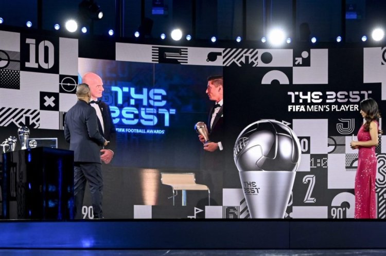 Dutch manager and former player Ruud Gullit (L) and British sports journalist Reshmin Chowdhury (R) looks on as FIFA President Gianni Infantino (C-L) appears on a screen awarding The Best FIFA Men's player award to Bayern Munchen's Polish forward Robert Lewandowski during The Best FIFA Football Awards 2020 ceremony, at the FIFA headquarters in Zurich, on December 17, 2020. (Photo by VALERIANO DI DOMENICO / POOL / AFP) (Photo by VALERIANO DI DOMENICO/POOL/AFP via Getty Images)