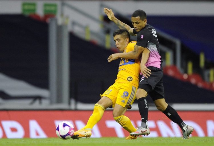 Yoshimar Yotun (R) of Cruz Azul fights for the ball with Leonardo Fernandez of Tigres during their Mexican Apertura tournament football match at the Aztec Stadium in Mexico City, on October 17, 2020, amid the coronavirus pandemic. (Photo by CLAUDIO CRUZ / AFP) (Photo by CLAUDIO CRUZ/AFP via Getty Images)