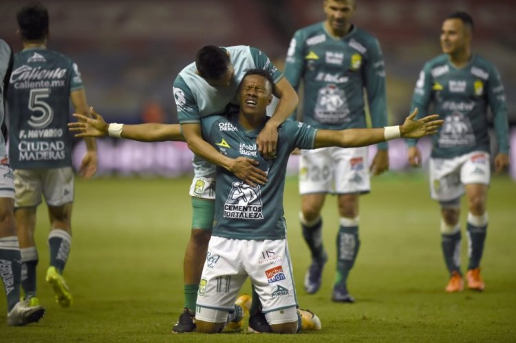 Yairo Moreno (C) of Leon celebrates with teammates after scoring against Pumas during their Mexican Apertura (Guardianes) tournament second leg final football match, at the Nou Camp stadium in Leon, Guanajuato State, Mexico, on December 13, 2020. (Photo by ALFREDO ESTRELLA / AFP) (Photo by ALFREDO ESTRELLA/AFP via Getty Images)