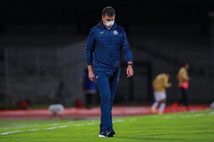 MEXICO CITY, MEXICO - DECEMBER 06: Head coach Robert Siboldi of Cruz Azul reacts during the semifinal second leg match between Pumas UNAM and Cruz Azul as part of the Torneo Guard1anes 2020 Liga MX at Olimpico Universitario Stadium on December 06, 2020 in Mexico City, Mexico. (Photo by Manuel Velasquez/Getty Images)