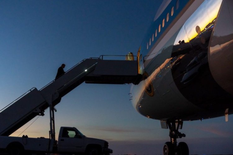 El presidente de Estados Unidos aborda el avión presidencial Air Force One.