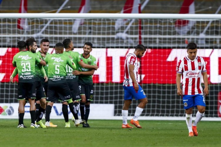 ZAPOPAN, MEXICO - JANUARY 30: Players of FC Juarez celebrate their team's second goal during the 4th round match between Chivas and FC Juarez as part of the Torneo Guard1anes 2021 Liga MX at Akron Stadium on January 30, 2021 in Zapopan, Mexico. (Photo by Refugio Ruiz/Getty Images)