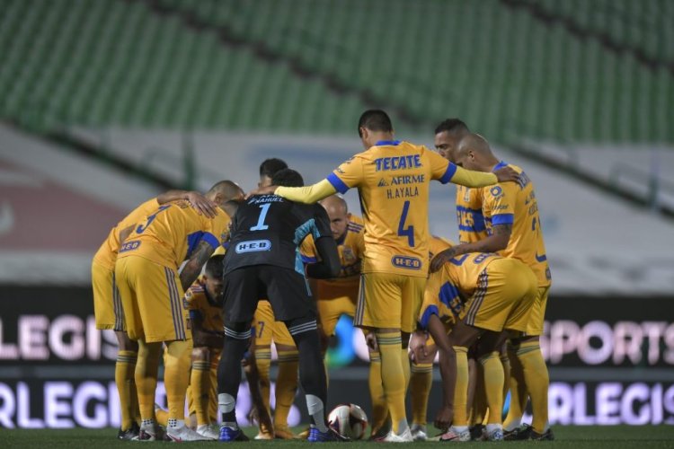 TORREON, MEXICO - JANUARY 17: Players of Tigres gather prior the 2nd round match between Santos Laguna and Tigres UANL as part of the Torneo Guard1anes 2021 Liga MX at Corona Stadium on January 17, 2021 in Torreon, Mexico. (Photo by Azael Rodriguez/Getty Images)