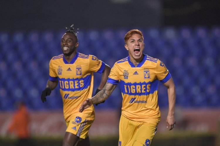 MONTERREY, MEXICO - JANUARY 28: Carlos Salcedo #3 of Tigres celebrates with teammate Julián Quiñones #33 after scoring his team's first goal during the 4th round match between Tigres UANL and Necaxa as part of the Torneo Guard1anes 2021 Liga MX at Universitario Stadium on January 28, 2021 in Monterrey, Mexico. (Photo by Azael Rodriguez/Getty Images)