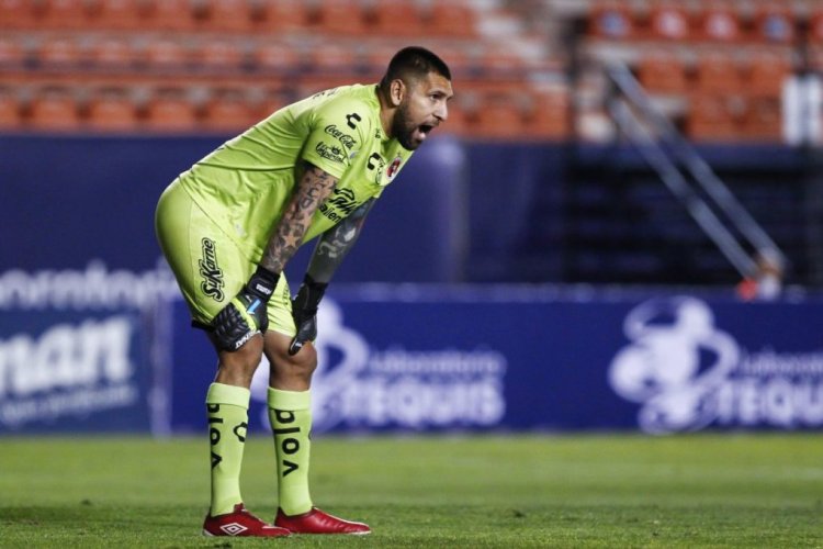 SAN LUIS POTOSI, MEXICO - FEBRUARY 04: Jonathan Orozco goalkeeper of Club Tijuana shouts instructions during the match between Atletico San Luis and Club Tijuana as part of Torneo Guard1anes 2021 Liga MX at Estadio Alfonso Lastras on February 4, 2021 in San Luis Potosi, Mexico. (Photo by Leopoldo Smith/Getty Images)