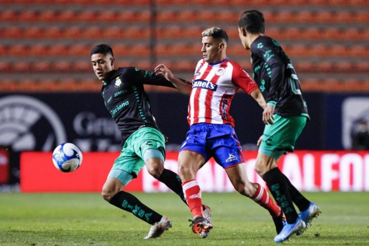 SAN LUIS POTOSI, MEXICO - FEBRUARY 18: Omar Campos of Santos Laguna competes for the ball with German Berterame of Atletico San Luis, during the 7th round match between Atletico San Luis and Santos Laguna as part of the Torneo Guard1anes 2021 Liga MX at Estadio Alfonso Lastras on February 18, 2021 in San Luis Potosi, Mexico. (Photo by Leopoldo Smith/Getty Images)