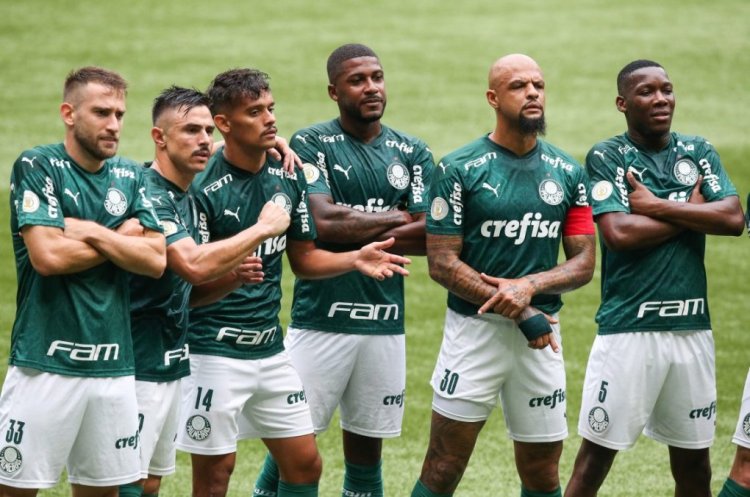 SAO PAULO, BRAZIL - FEBRUARY 02: Emerson Santos #03 of Palmeiras celebrates with his teammates after scoring the first goal of their team during a match between Palmeiras and Botafogo as part of Brasileirao Series A at Allianz Parque on February 02, 2021 in Sao Paulo, Brazil. (Photo by Alexandre Schneider/Getty Images)