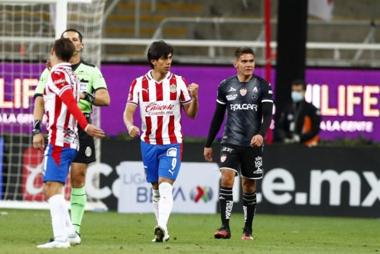 ZAPOPAN, MEXICO - FEBRUARY 13:José Macías #09 of Chivas celebrates the second goal of his team during the 6th round match between Chivas and Necaxa as part of Torneo Guard1anes 2021 Liga MX at Akron Stadium on February 13, 2021 in Zapopan, Mexico. (Photo by Refugio Ruiz/Getty Images)