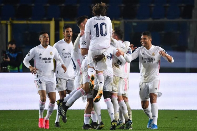 Real Madrid's Brazilian midfielder Casemiro (R), Real Madrid's Croatian midfielder Luka Modric (C), Real Madrid's Dominicans forward Mariano Diaz (L) and teammates celebrate after Real opened the scoring during the UEFA Champions League round of 16 first leg football match Atalanta vs Real Madrid on February 24, 2021 at the Atleti Azzurri d'Italia stadium in Bergamo. (Photo by Tiziana FABI / AFP) (Photo by TIZIANA FABI/AFP via Getty Images)