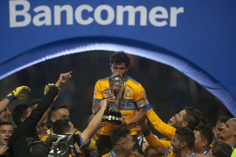 Tigres's Damian Alvarez kisses the trophy after defeating Monterrey during their Mexican Apertura 2017 tournament football final match at the BBVA Bancomer stadium in Monterrey, Mexico. On December 10, 2017.  / AFP PHOTO / Julio Cesar AGUILAR        (Photo credit should read JULIO CESAR AGUILAR/AFP via Getty Images)