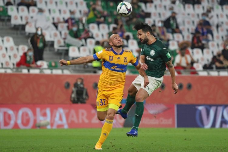 Palmeiras' defender Luan (R) vies for the ball with Tigres' forward Carlos Gonzalez during the FIFA Club World Cup semi-final football match between Brazil's Palmeiras and Mexico's UANL Tigres at the Ahmed bin Ali Stadium in the Qatari city of Ar-Rayyan on February 7, 2021. (Photo by Karim JAAFAR / AFP) (Photo by KARIM JAAFAR/AFP via Getty Images)