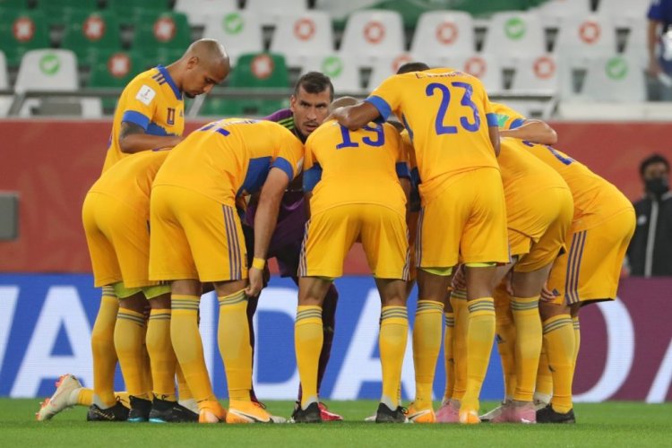 Tigres' players gather in a huddle ahead of the FIFA Club World Cup semi-final football match between Brazil's Palmeiras and Mexico's UANL Tigres at the Ahmed bin Ali Stadium in the Qatari city of Ar-Rayyan on February 7, 2021. (Photo by Karim JAAFAR / AFP) (Photo by KARIM JAAFAR/AFP via Getty Images)
