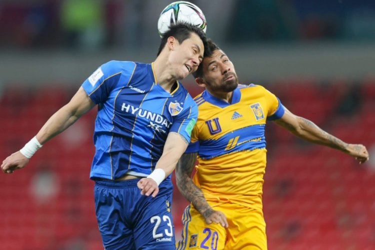 Ulsan's defender Kim Tae-hwan (L) vies for the header with Tigres' midfielder Javier Aquino during the FIFA Club World Cup second round football match between Mexico's UANL Tigres and Korea's Ulsan Hyundai at the Ahmed bin Ali Stadium in the Qatari city of Ar-Rayyan on February 4, 2021. (Photo by KARIM JAAFAR / AFP) (Photo by KARIM JAAFAR/AFP via Getty Images)