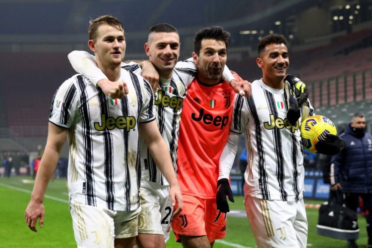 MILAN, ITALY - FEBRUARY 02: (L-R) Matthijs de Ligt of Juventus, Merih Demiral, Gianluigi Buffon and Danilo of Juventus celebrate following their side's victory during the Coppa Italia semi-final match between FC Internazionale and Juventus at Stadio Giuseppe Meazza on February 02, 2021 in Milan, Italy. Sporting stadiums around Italy remain under strict restrictions due to the Coronavirus Pandemic as Government social distancing laws prohibit fans inside venues resulting in games being played behind closed doors. (Photo by Marco Luzzani/Getty Images)