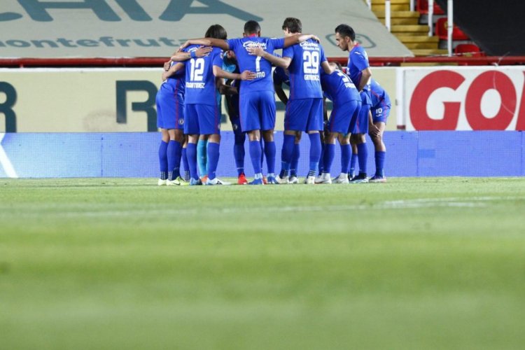 AGUASCALIENTES, MEXICO - FEBRUARY 05: Players of Cruz Azul huddle prior the 5th round match between Necaxa and Cruz Azul as part of Torneo Guard1anes 2021 Liga MX at Victoria Stadium on February 5, 2021 in Aguascalientes, Mexico. (Photo by Leopoldo Smith/Getty Images)