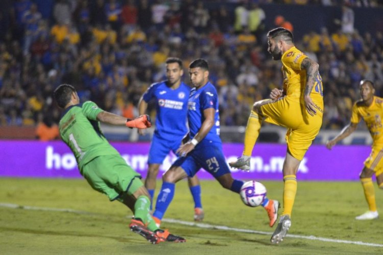 MONTERREY, MEXICO - OCTOBER 26: Andre-Pierre Gignac, #10 of Tigres, tries to score over Jesús Corona, #1 of Cruz Azul, during the 15th round match between Tigres UANL and Cruz Azul as part of the Torneo Apertura 2019 Liga MX at Universitario Stadium on October 26, 2019 in Monterrey, Mexico. (Photo by Azael Rodriguez/Getty Images)