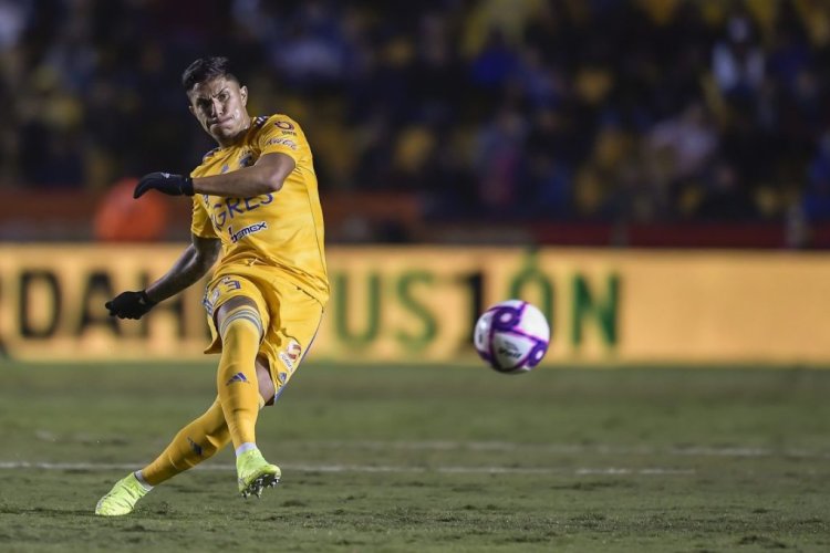 MONTERREY, MEXICO - OCTOBER 30: Carlos Salcedo, #3 of Tigres, kicks the ball during the 16th round match between Tigres UANL and Toluca as part of the Torneo Apertura 2019 Liga MX at Universitario Stadium on October 30, 2019 in Monterrey, Mexico. (Photo by Azael Rodriguez/Getty Images)