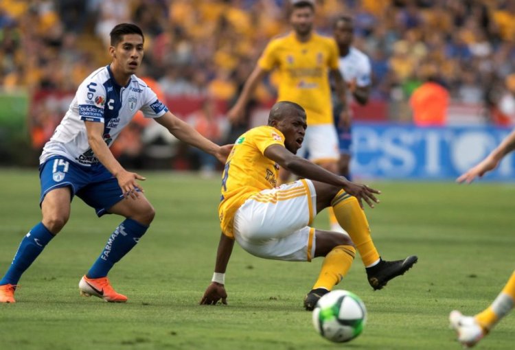 Tigres Enner Valencia (R) vies for the ball against Tuzos Erick Aguirre (L) during a match of the Clausura Tournament 2019 between Tigres and Tuzos of Pachuca, at the Universitario stadium in Monterrey, Mexico, on 11 May 2019. Tigres vs Tuzos of Pachuca !ACHTUNG: NUR REDAKTIONELLE NUTZUNG! PUBLICATIONxINxGERxSUIxAUTxONLY Copyright: xMiguelxSierrax AME1780 20190512-636932268480321625