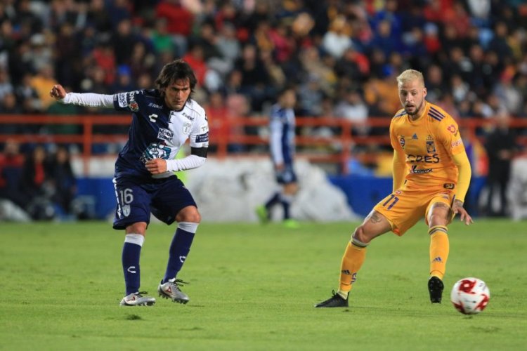 Pachuca s midifelder Jorge Hernndez L in action against Tigres forward Nicols Lpez R during the match corresponding to the fourth day of the Clausura 2020 tournament of the Mexican soccer, held at the Hidalgo Stadium in the City of Pachuca, Mexico, 01 February 2020. Pachuca - Tigres UANL ACHTUNG: NUR REDAKTIONELLE NUTZUNG PUBLICATIONxINxGERxSUIxAUTxONLY Copyright: xDavidxMartnezxPelcastrex AME7550 20200202-637162231529202738