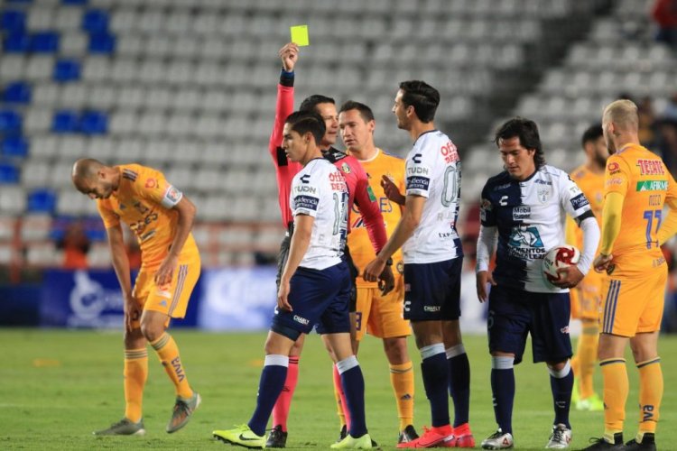 Referee Diego Montano shows yellow card to Pachuca s midfielder Erick Aguirre C during the match against Tigres corresponding to the fourth day of the Clausura 2020 tournament of the Mexican soccer, held at the Hidalgo Stadium in the City of Pachuca, Mexico, 01 February 2020. Pachuca - Tigres UANL ACHTUNG: NUR REDAKTIONELLE NUTZUNG PUBLICATIONxINxGERxSUIxAUTxONLY Copyright: xDavidxMartnezxPelcastrex AME7547 20200202-637162232156730633