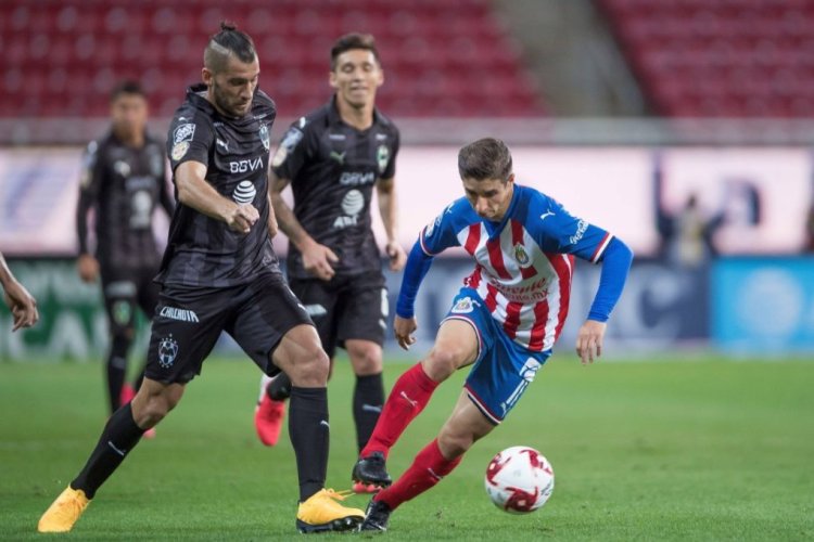 Chivas player Isaac Brizuela R disputes the ball with Nicolas Sanchez L of Monterrey, during the game of day 10 of the Mexican soccer tournament held at the Akron stadium in the city of Guadalajara, Jalisco state, Mexico, 14 March 2020. EFE / Francisco Guasco Chivas - Monterrey ACHTUNG: NUR REDAKTIONELLE NUTZUNG PUBLICATIONxINxGERxSUIxAUTxONLY Copyright: xFranciscoxGuascox AME4728 20200315-637198511085931534