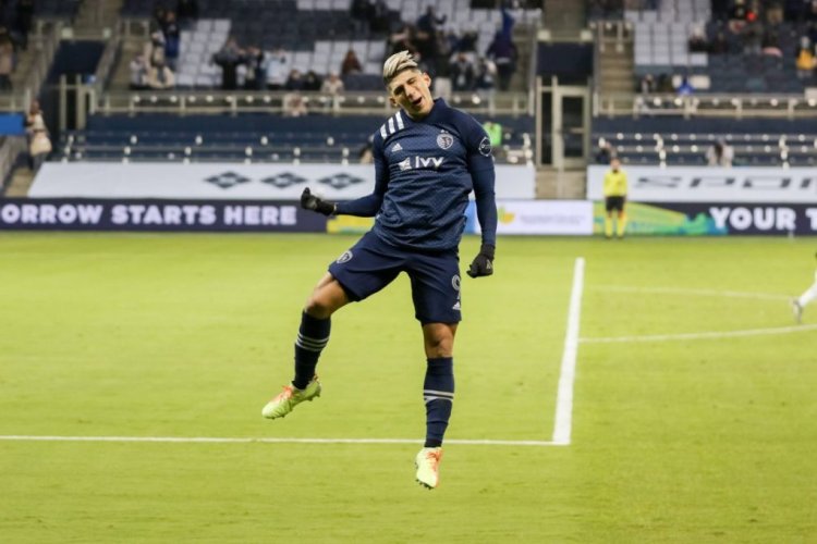 KANSAS CITY, KS - OCTOBER 24: Sporting Kansas City forward Alan Pulido 9 leaps in celebration after his goal in the second half of an MLS, Fussball Herren, USA match between the Colorado Rapids and Sporting Kansas City on October 24, 2020 at Children s Mercy Park in Kansas City, KS. Photo by Scott Winters/Icon Sportswire SOCCER: OCT 24 MLS - Colorado Rapids at Sporting Kansas City Icon2010240030