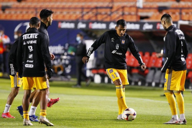 SAN LUIS POTOSI, MEXICO - FEBRUARY 25: Erick Avalos #189 of Tigres UANL warms up with his teammates prior the 8th round match between Atletico San Luis and Tigres UANL as part of the Torneo Guard1anes 2021 Liga MX at Estadio Alfonso Lastras on February 25, 2021 in San Luis Potosi, Mexico. (Photo by Leopoldo Smith/Getty Images)