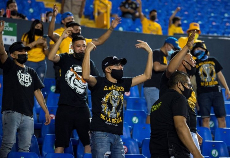 Tigres fans enter the stadium stands today, in the match between Tigres and guilas del Amrica, in Monterrey, Mexico, 10 April 2021. Tigres vs Aguilas del Amrica ACHTUNG: NUR REDAKTIONELLE NUTZUNG PUBLICATIONxINxGERxSUIxAUTxONLY Copyright: xMIGUELxSIERRAx AME8970 20210411-637537126112812316