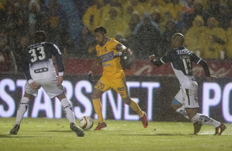 The player of Tigres Javier Aquino (C) vies for a ball against Carlos Sanchez (R) and Stefan Medina (L) of Rayados de Monterrey during the first leg of the final of the 2017 Apertura Tournament, between Rayados de Monterrey and Tigres de la UANL, at the University Stadium in the city of Monterrey, Mexico, 07 December 2017. Rayados de Monterrey vs Tigres de la UANL !ACHTUNG: NUR REDAKTIONELLE NUTZUNG! PUBLICATIONxINxGERxSUIxAUTxONLY Copyright: xMiguelxSierrax MON02 20171208-636483125803270632
