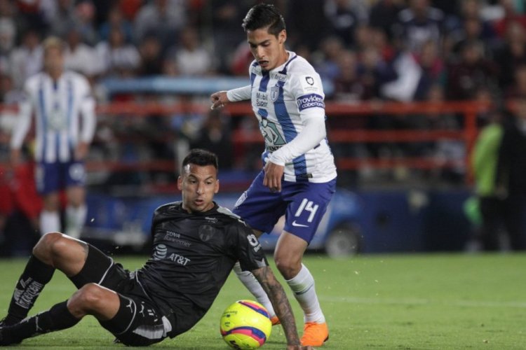 Leonel Vangioni (R) of Monterrey vies for a ball against Erick Aguirre (L) of Pachuca during the match corresponding to day 13 of the Clausura 2018 tournament, at the Hidalgo Stadium in the city of Pachuca, Mexico. 31 March 2018. Pachuca vs Monterrey !ACHTUNG: NUR REDAKTIONELLE NUTZUNG! PUBLICATIONxINxGERxSUIxAUTxONLY Copyright: xDavidxMartinezxPelcastrex MEX01 20180401-636581596542612322