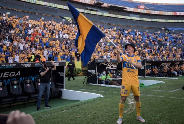French soccer player Florian Thauvin waves a flag during his presentation as a new player for Tigres UANL at Estadio Universitario in Monterrey, Mexico, 11 June 2021. Thauvin is one of the players requested by the Tigres new coach Miguel Herrera to reinforce the team s attack. Florian Thauvin joins Tigres UANL ACHTUNG: NUR REDAKTIONELLE NUTZUNG PUBLICATIONxINxGERxSUIxAUTxONLY Copyright: xMIGUELxSIERRAx AME5228 20210612-637590660527430021