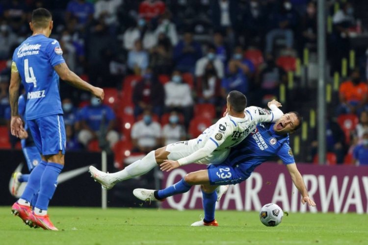 Monterrey s Rogelio Funes Mori L vies for the ball with Pablo Aguilar of Cruz Azul during the second leg match for the semi finals of the Concacaf Champions League, at the Azteca stadium in Mexico City, Mexico, 16 September 2021. Cruz Azul - Monterrey ACHTUNG: NUR REDAKTIONELLE NUTZUNG PUBLICATIONxINxGERxSUIxAUTxONLY Copyright: xJosexMendezx AME4571 20210917-aa581b7a395df670d949d5afe9a5cc6d7e295336