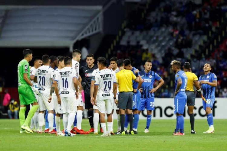 Players from Cruz Azul and Monterrey talk with the referees after the momentary suspension of the match due to the shout of discriminatory phrases from the fans, during their second leg match for the semi finals of the Concacaf Champions League, at the Azteca stadium in Mexico City, Mexico, 16 September 2021. Cruz Azul - Monterrey ACHTUNG: NUR REDAKTIONELLE NUTZUNG PUBLICATIONxINxGERxSUIxAUTxONLY Copyright: xJosexMendezx AME4592 20210917-c3e4c6585d15116b27528e2d55cd0764416bd911