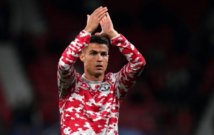Manchester United, ManU v Villarreal - UEFA Champions League - Group F - Old Trafford Manchester United s Cristiano Ronaldo applauds the fans as he warms up before the UEFA Champions League, Group F match at Old Trafford, Manchester. Picture date: Wednesday September 29, 2021. Use subject to restrictions. Editorial use only, no commercial use without prior consent from rights holder. PUBLICATIONxINxGERxSUIxAUTxONLY Copyright: xMartinxRickettx 62763314