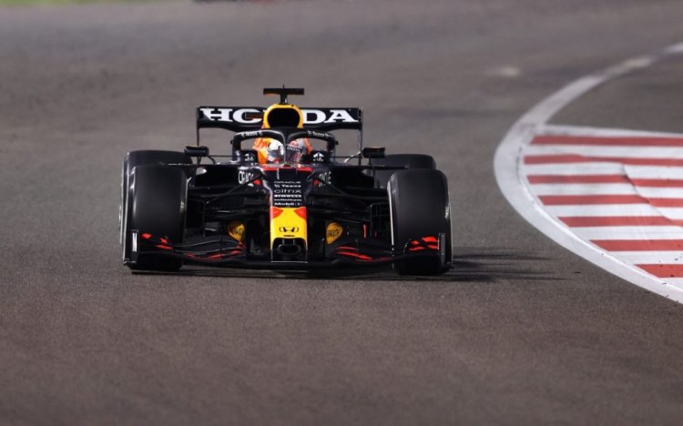 ABU DHABI, UNITED ARAB EMIRATES - DECEMBER 12: Max Verstappen of the Netherlands driving the (33) Red Bull Racing RB16B Honda during the F1 Grand Prix of Abu Dhabi at Yas Marina Circuit on December 12, 2021 in Abu Dhabi, United Arab Emirates. (Photo by Lars Baron/Getty Images)
