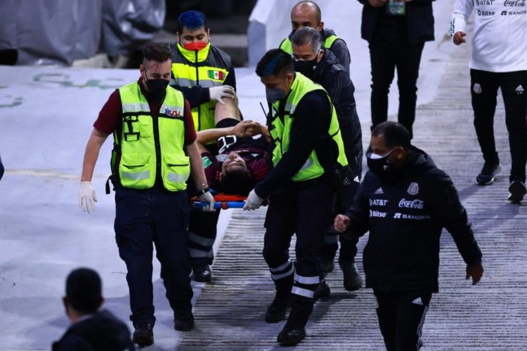 MEXICO CITY, MEXICO - FEBRUARY 02: Hirving Lozano of Mexico is stretchered off after an injury during the match between Mexico and Panama as part of the Concacaf 2022 FIFA World Cup Qualifier at Azteca Stadium on February 02, 2022 in Mexico City, Mexico. (Photo by Hector Vivas/Getty Images)