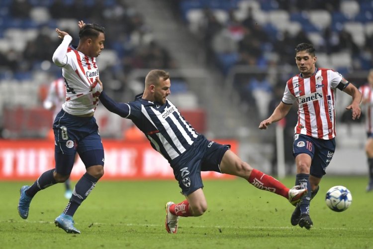 MONTERREY, MEXICO - FEBRUARY 26: Vincent Janssen of Monterrey fights for the ball with Efraín Orona and Javier Güemez of San Luis  during the 7th round match between Monterrey and Atletico San Luis as part of the Torneo Grita Mexico C22 Liga MX at BBVA Stadium on February 26, 2022 in Monterrey, Mexico. (Photo by Azael Rodriguez/Getty Images)