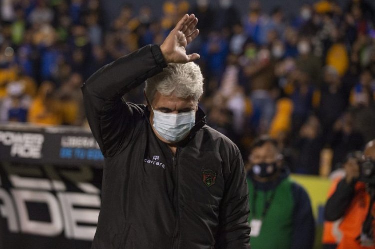 MONTERREY, MEXICO - NOVEMBER 06: Ricardo 'Tuca' Ferretti, coach of Juárez, greet the fans of his former team as he gets in the field prior the 17th round match between Tigres UANL and FC Juarez as part of the Torneo Grita Mexico A21 Liga MX at Universitario Stadium on November 06, 2021 in Monterrey, Mexico. (Photo by Azael Rodriguez/Getty Images)
