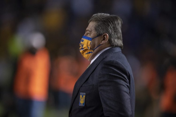 MONTERREY, MEXICO - NOVEMBER 06: Miguel 'Piojo' Herrera, coach of Tigres, is seen on the field prior the 17th round match between Tigres UANL and FC Juarez as part of the Torneo Grita Mexico A21 Liga MX at Universitario Stadium on November 06, 2021 in Monterrey, Mexico. (Photo by Azael Rodriguez/Getty Images)