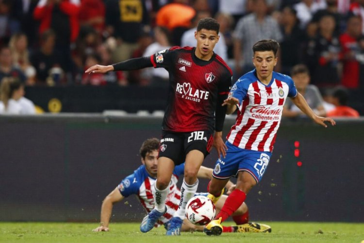 GUADALAJARA, MEXICO - MARCH 07: Jeremy Marquez   #218 of Atlas fights for the ball with  Fernando Beltrán #26 of  Chivas  during the 9th round match between Atlas and Chivas as part of the Torneo Clausura 2020 Liga MX at Jalisco Stadium on March 7, 2020 in Guadalajara, Mexico. (Photo by Refugio Ruiz/Getty Images)