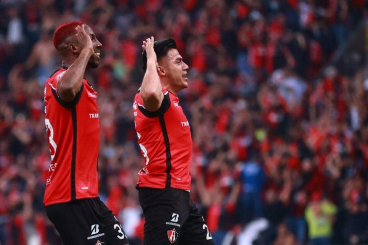 GUADALAJARA, MEXICO - DECEMBER 12: Aldo Rocha #26 of Atlas celebrates with Julian Quinones after scoring the first goal of his team during the final second leg match between Atlas and Leon as part of the Torneo Grita Mexico A21 Liga MX at Jalisco Stadium on December 12, 2021 in Guadalajara, Mexico. (Photo by Hector Vivas/Getty Images)