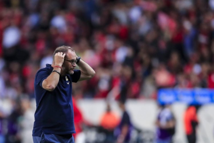 GUADALAJARA, MEXICO - DECEMBER 05: Andrés Lillini coach of Pumas reacts during the semifinal second leg match between Atlas and Pumas UNAM as part of the Torneo Grita Mexico A21 Liga MX at Jalisco Stadium on December 05, 2021 in Guadalajara, Mexico. (Photo by Refugio Ruiz/Getty Images)